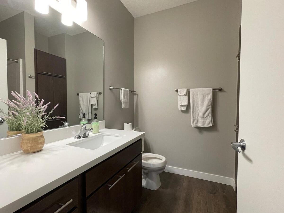 Large Downtown 2Br -Hot Tub-Downtown! Apartment Des Moines Bagian luar foto