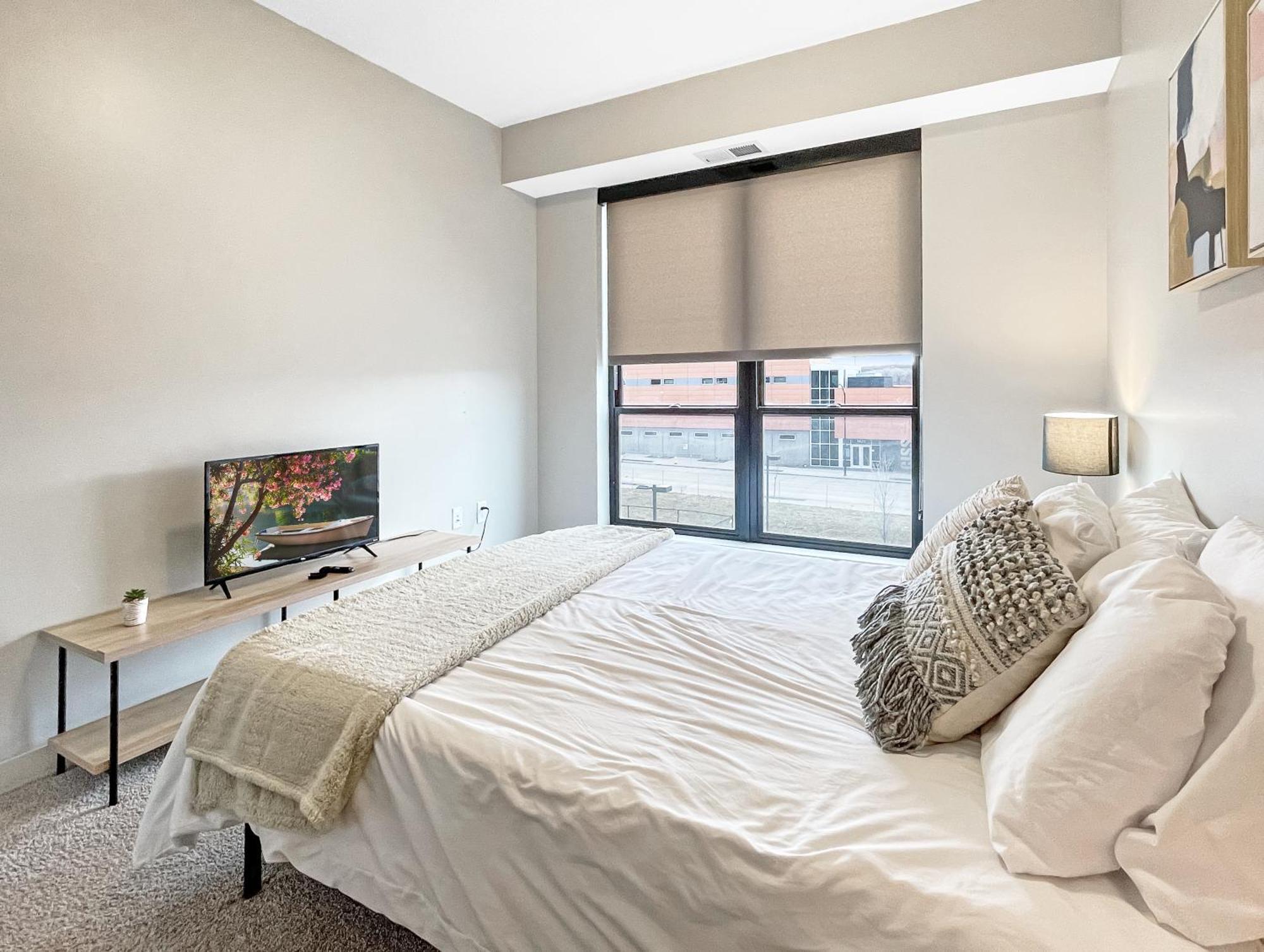Large Downtown 2Br -Hot Tub-Downtown! Apartment Des Moines Bagian luar foto
