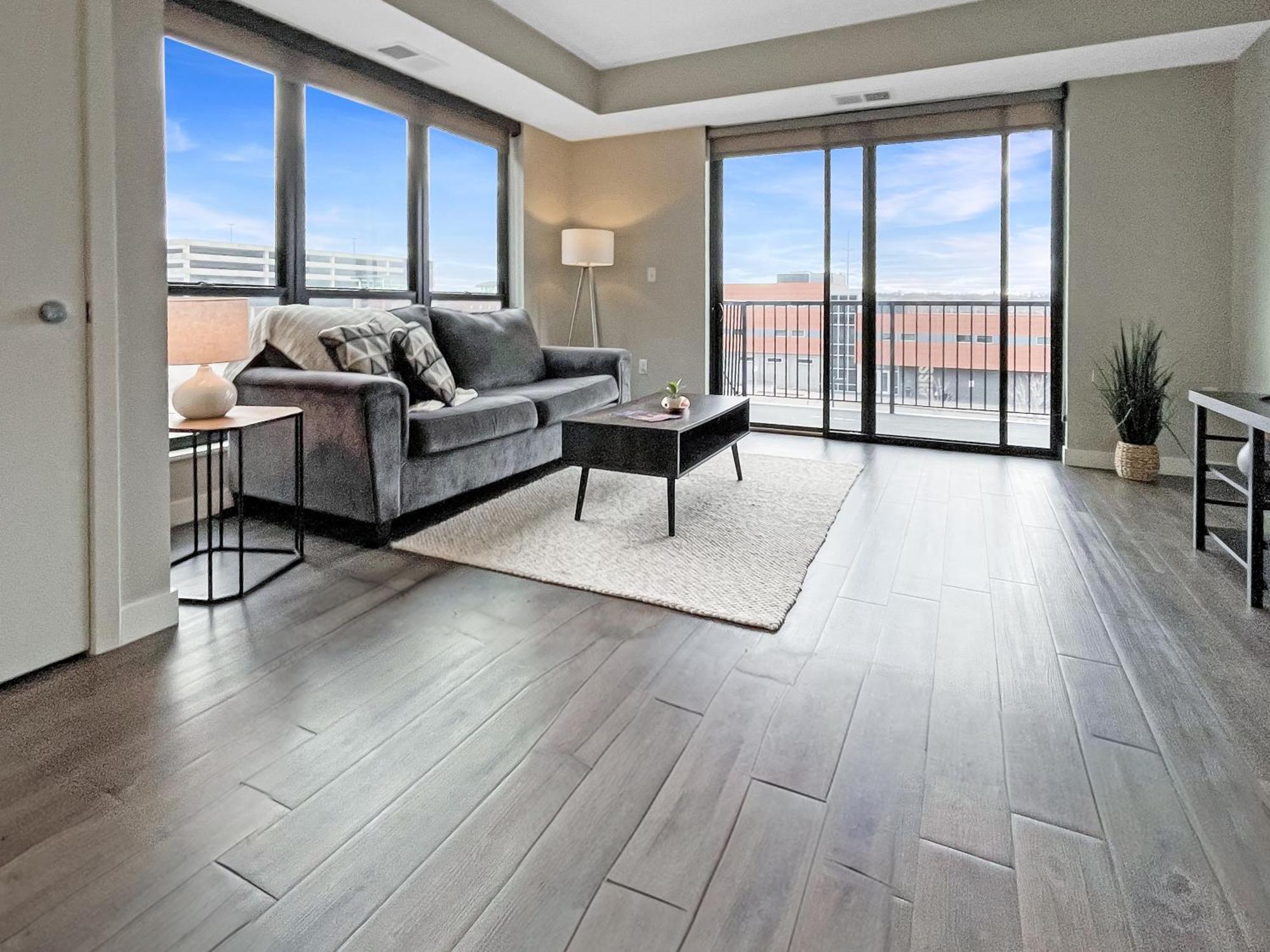 Large Downtown 2Br -Hot Tub-Downtown! Apartment Des Moines Bagian luar foto