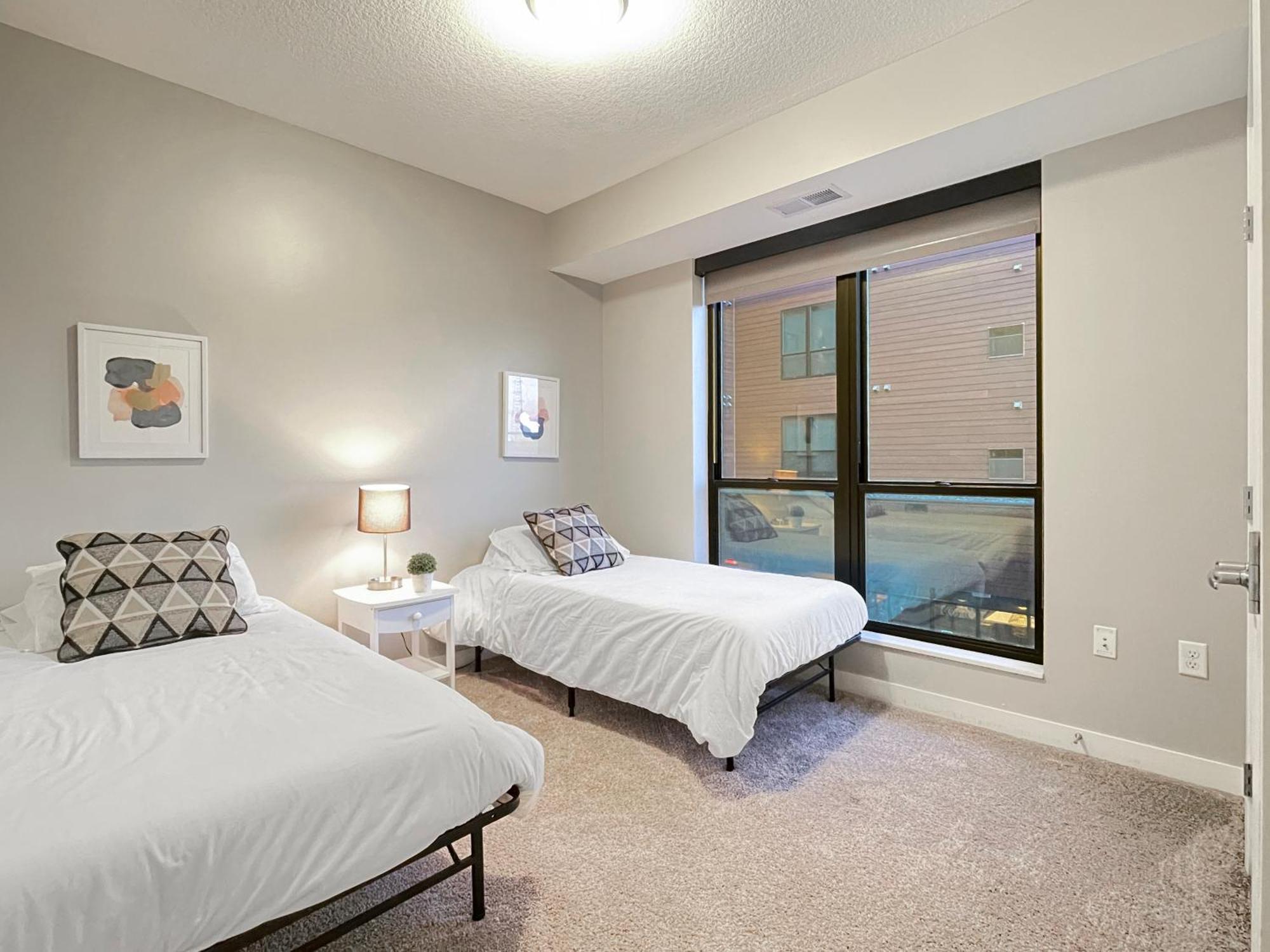 Large Downtown 2Br -Hot Tub-Downtown! Apartment Des Moines Bagian luar foto