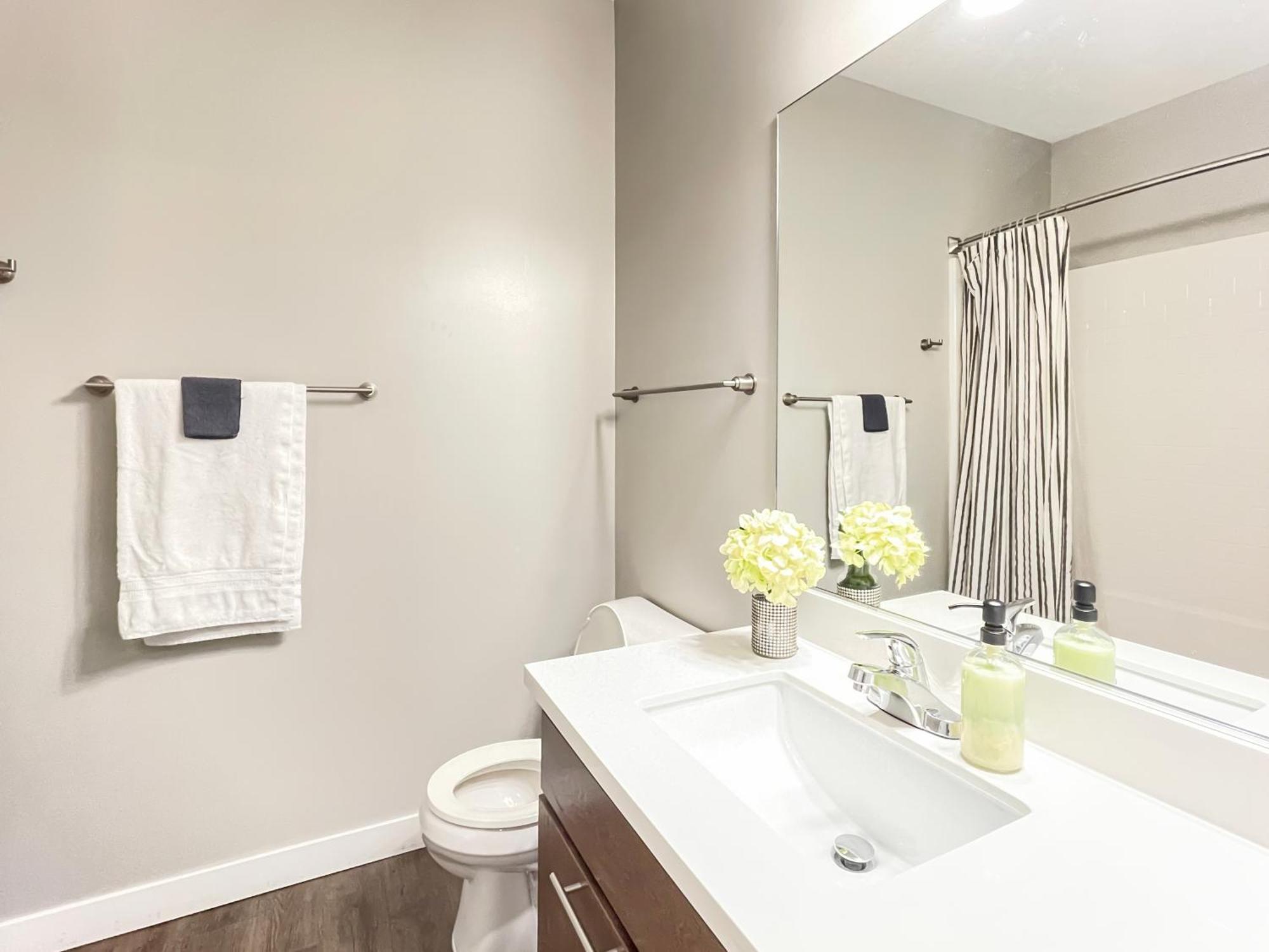 Large Downtown 2Br -Hot Tub-Downtown! Apartment Des Moines Bagian luar foto